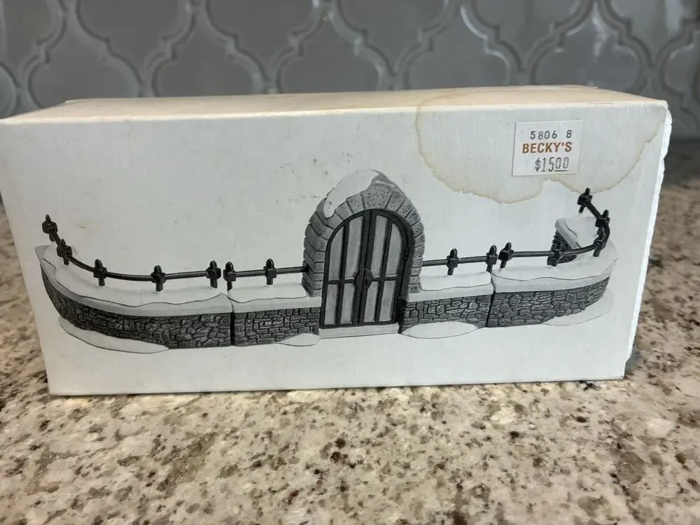 Dept 56 CHURCHYARD GATE & FENCE Heritage Village #5806-8 Retired (149ia)